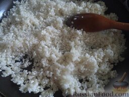 Рис с карри: Разогреть сковороду, налить растительное масло. В масло выложить подготовленный рис. Жарить рис в масле, помешивая, на среднем огне, 5-7 минут (до прозрачности риса).