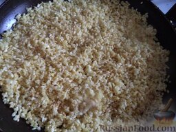 Рис с карри: Рис разровнять ровным слоем на сковороде.
