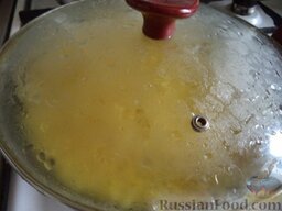 Рис с карри: Огонь убавить до минимального, накрыть рис крышкой и варить 20-25 минут (до готовности риса). Крышку не открывать!