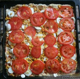 Солёно-сладкая пицца с копчёным ароматом: Выложить помидоры как можно аккуратней.