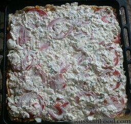Солёно-сладкая пицца с копчёным ароматом: Залить соусом по всему противню и посыпать сверху ещё приправой.