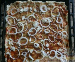 Солёно-сладкая пицца с копчёным ароматом: Выложить лук в произвольном порядке.
