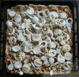 Солёно-сладкая пицца с копчёным ароматом: Сверху покрыть яйцами.