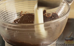 Мусс из черного шоколада с ликером Куантро: Растапливаем на водяной бане шоколад. Добавляем в растопленный шоколад загустевшие сливки.