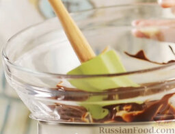Трюфели из черного шоколада с ликером: Растапливаем шоколад на водяной бане.
