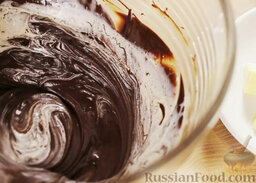 Трюфели из черного шоколада с ликером: Постепенно добавляем сливки. Непрерывно перемешиваем.