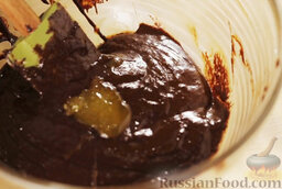 Трюфели из черного шоколада с ликером: Добавляем мед, хорошо перемешиваем. Ставим в холодильник на 2 часа.
