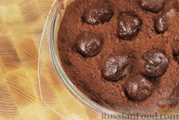 Трюфели из черного шоколада с ликером: Застывшую массу набираем чайной ложкой и формируем шарик.