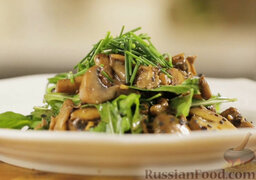 Теплый грибной салат: Салат из грибов выложить на тарелки, посыпать нарезанным шнитт-луком и, при желании, кунжутом.   Приятного аппетита!