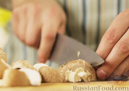 Теплый грибной салат: Грибы нарезать крупными или средними кусочками произвольной формы.