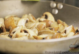 Теплый грибной салат: Выложить шампиньоны и жарить, помешивая, до золотистого цвета.