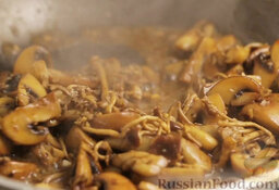 Теплый грибной салат: Добавить заправку к готовым грибам и перемешивать еще полминуты.  Грибы снять со сковороды и дать немного остыть.