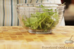 Теплый грибной салат: Рукколу выложить в салатник.