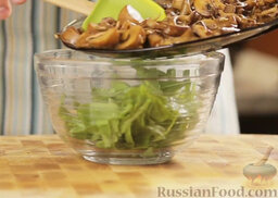 Теплый грибной салат: Добавить грибы. Перемешать.