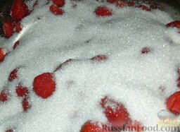 Клубничное варенье с яблочным соком: Мелкие ягоды выложить первыми в миску. Размять мелкие в пюре, сверху выложить крупные, засыпать сахаром. Аккуратно перемешать и оставить на 2-3 часа.