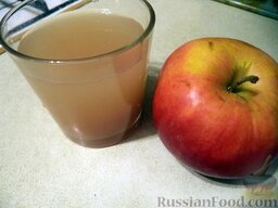 Клубничное варенье с яблочным соком: Из яблок отжать 1 стакан яблочного сока или можно использовать готовый магазинный сок.  Банки помыть с содой и прокалить в духовке 10 минут (банки ставят в холодную духовку).