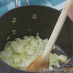 Томатный суп-пюре с базиликом: 1. В большой кастрюле на среднем огне разогреть оливковое масло, высыпать лук и жарить, помешивая, до мягкого состояния, около 4-5 минут.