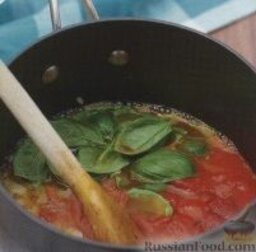 Томатный суп-пюре с базиликом: 2. Выложить в кастрюлю помидоры с соком, налить бульон, соус чили, выложить томатную пасту и базилик.