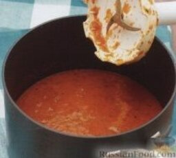 Томатный суп-пюре с базиликом: 3. Пюрировать томатный суп блендером или в кухонном процессоре. Перелить суп-пюре обратно в кастрюлю. Поставить кастрюлю на средний огонь, довести до кипения, посолить и поперчить суп по вкусу. Снять кастрюлю с плиты.    4. Подавать суп в порционных тарелках, украсив листочками базилика.