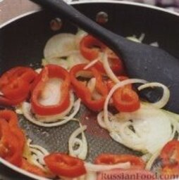 Быстрая паэлья с креветками и болгарским перцем: 1. В большой сковороде на среднем огне разогреть оливковое масло. Выложить в сковороду лук и красный перец, жарить, помешивая, около 2 минут.