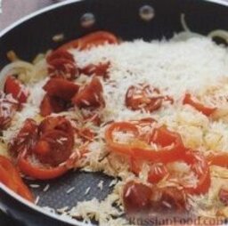 Быстрая паэлья с креветками и болгарским перцем: 2. Затем добавить колбаски и рис, готовить около 1 минуты.