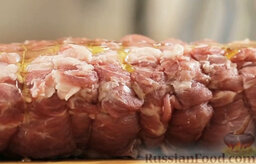Свиная шея, запеченная с медово-горчичной глазурью: Полить мясо оливковым маслом (половиной нормы).