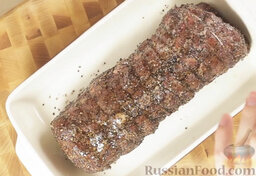 Свиная шея, запеченная с медово-горчичной глазурью: Полить мясо маслом еще раз.  Запекать мясо в духовке при температуре 160 градусов 1-1,5 часа.
