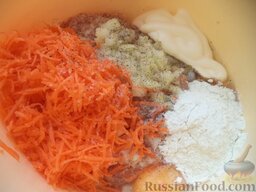 Котлеты из мясного фарша с морковью: К фаршу добавить морковь, лук, сметану, муку, яйца, соль, перец.