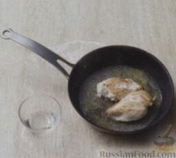 Паста пенне с куриным филе в сливочном соусе: Залить филе вином и готовить на сильном огне еще около 1 минуты.