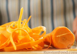 Марокканский салат с морковью и апельсинами: Морковь нарезаем слайсами (с помощью ножа для чистки овощей).