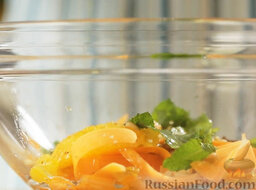 Марокканский салат с морковью и апельсинами: Затем добавляем мед. Заправляем салат оливковым маслом. Все аккуратно перемешиваем.