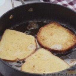 Французские тосты: 3. В большой сковороде разогреть 2 столовые ложки сливочного с 1/2 столовой ложки подсолнечного масла. Выложить на разогретую сковороду ломтики хлеба (сколько поместится), жарить около 2-3 минут. Затем перевернуть хлеб и жарить до золотистого цвета. Обжарить таким образом весь хлеб.   Подавать французские тосты горячими c небольшим количеством сливочного масла и кленовым сиропом.