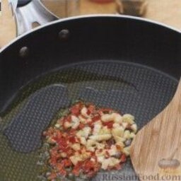 Сибас с томатным соусом: 1. Приготовить соус. В большой сковороде разогреть оливковое масло, выложить чеснок и чили, готовить, помешивая, около 30 секунд.