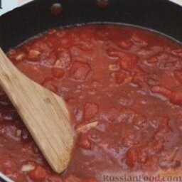 Сибас с томатным соусом: 2. Выложить в сковороду помидоры, довести массу до кипения. Ввести соевый соус и мед, посолить и поперчить по вкусу. Тушить соус около 2-3 минут, до легкого загустения. Снять сковороду с плиты, накрыть крышкой, чтобы сохранить соус теплым.