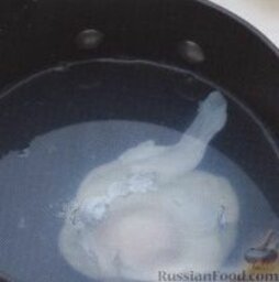 Бургеры с ветчиной и яйцами пашот: Приготовить яйца пашот. Для этого большой сотейник наполнить водой на 3/4, довести воду до кипения, уменьшить огонь до средне-слабого, чтобы поддерживать легкое кипение. Ввести в воду уксус. Аккуратно вылить в кипящую воду яйца (можно сперва перемешать кипящую воду, чтобы в ней образовалась воронка, и выливать яйцо в центр воронки). Варить около 3 минут, чтобы белок схватился, а желток все еще оставался жидким.
