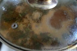 Домашний рассольник с почками: Выложить в суп огурцы и почки. Поперчить, добавить специи. Варить под крышкой на самом маленьком огне 10 минут.