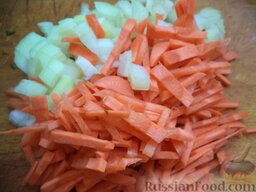 Домашний рассольник с почками: Почистить, помыть и нарезать лук и морковь.