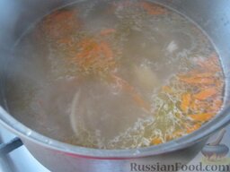 Домашний рассольник с почками: Почки вынуть из кастрюли. В кипяток выложить морковь, лук, рис и картофель. Варить около 20 минут.