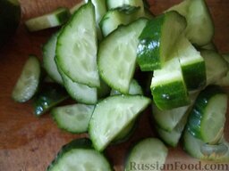 Салат из свежих овощей с брынзой: Огурцы помыть и нарезать полукольцами.