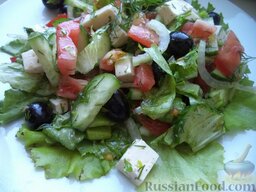 Салат из свежих овощей с брынзой: Салат из свежих овощей с брынзой готов.  Приятного аппетита!