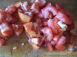Салат из свежих овощей с брынзой: Помидоры помыть, нарезать полукольцами или кубиками.