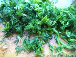 Салат из свежих овощей с брынзой: Зелень помыть и мелко нарезать.