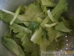 Салат из свежих овощей с брынзой: Листья салата тщательно промыть, дать стечь воде.