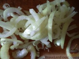Салат из свежих овощей с брынзой: Лук репчатый почистить, помыть и нарезать тонкими полукольцами.
