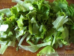 Салат из свежих овощей с брынзой: Салат порвать руками на кусочки или нарезать крупно.