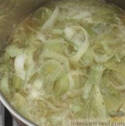 Картофельный суп-пюре с луком: 2. Залить овощи бульоном, довести до кипения, затем уменьшить огонь, накрыть кастрюлю крышкой и варить овощи примерно 15 минут.