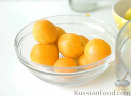 Пастила из абрикосов, клубники и черники: Вымыть абрикосы.