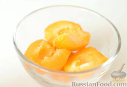 Пастила из абрикосов, клубники и черники: Снять с абрикосов кожуру и очистить их от косточек.