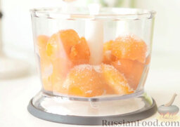 Пастила из абрикосов, клубники и черники: Загрузить в чашу блендера подготовленные абрикосы.   Тоже добавить 2 ст. ложки сахара.