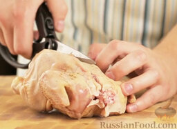 Цыпленок в кленово-бальзамической глазури: У цыпленка вырезаем ножницами спинку.